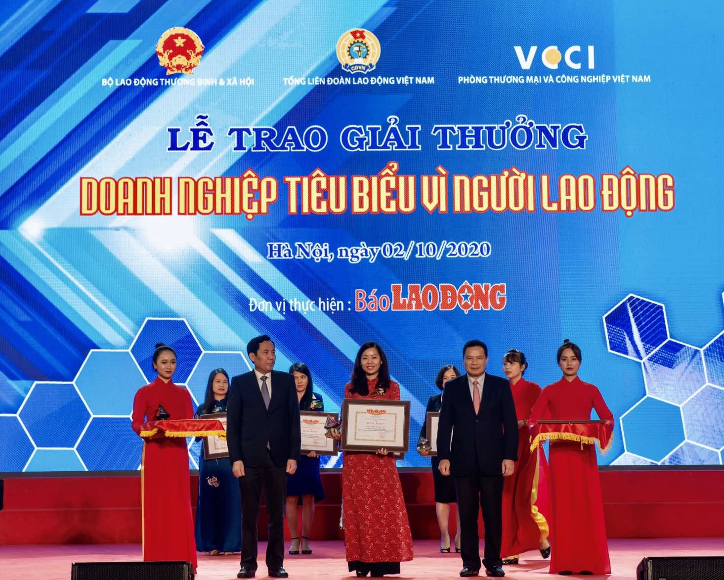 Tập đoàn CEO vinh dự nhận giải thưởng “Doanh nghiệp tiêu biểu vì người lao động”
