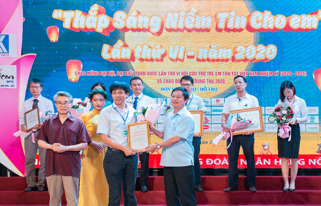 Tập đoàn CEO ủng hộ chương trình “Thắp sáng niềm tin cho em”