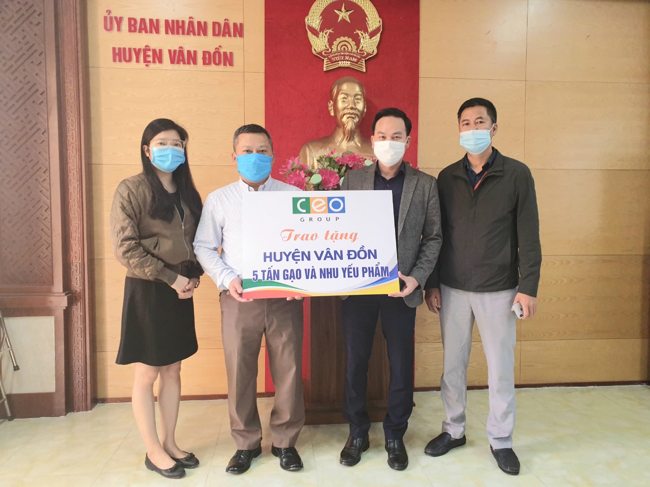 Tập đoàn CEO trao tặng 5 tấn gạo và nhu yếu phẩm cho tuyến đầu chống dịch Covid-19 tại Vân Đồn