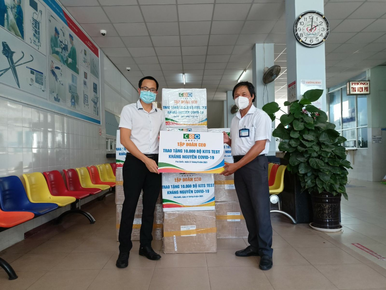 Tập đoàn CEO trao tặng Phú Quốc 10.000 bộ kit test nhanh kháng nguyên Covid-19