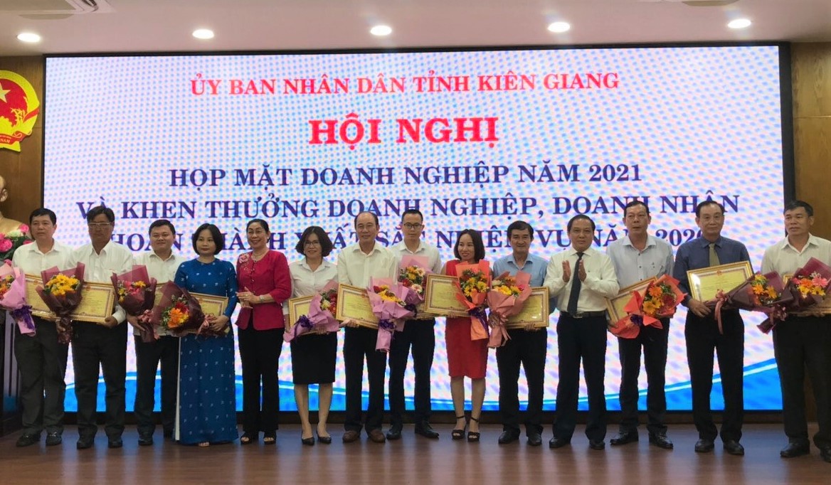 CEO Đảo Ngọc vinh dự nhận bằng khen do Chủ tịch tỉnh Kiên Giang trao tặng