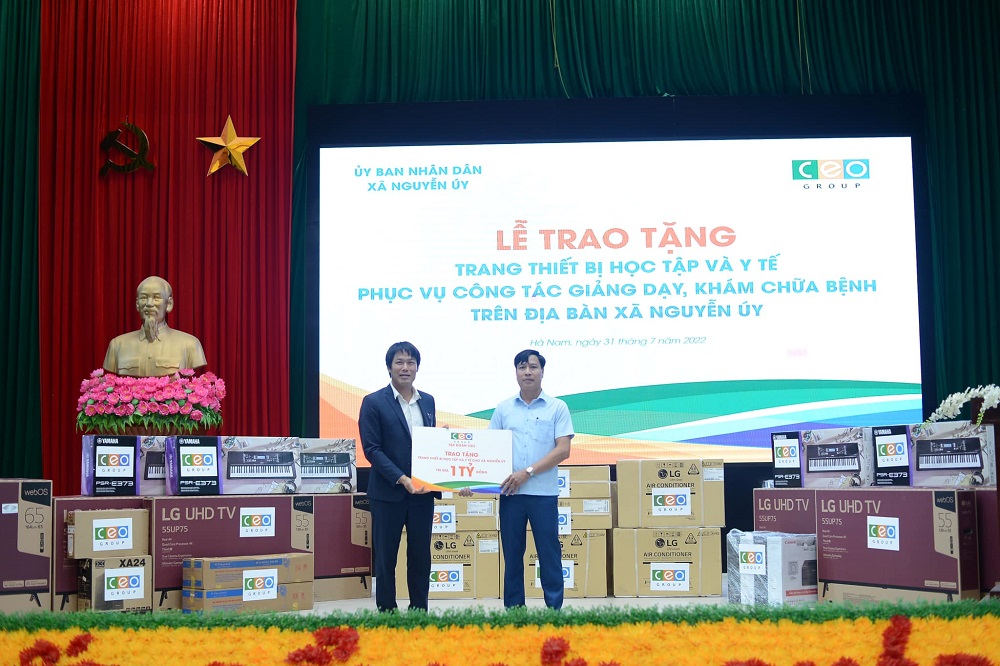 Tập đoàn CEO trao tặng trang thiết bị giáo dục, y tế trị giá 1 tỷ đồng cho xã Nguyễn Úy, Hà Nam