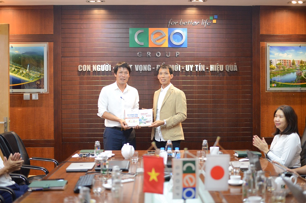 Chủ tịch Đoàn Văn Bình tặng sách cho lãnh đạo, cán bộ quản lý Tập đoàn CEO