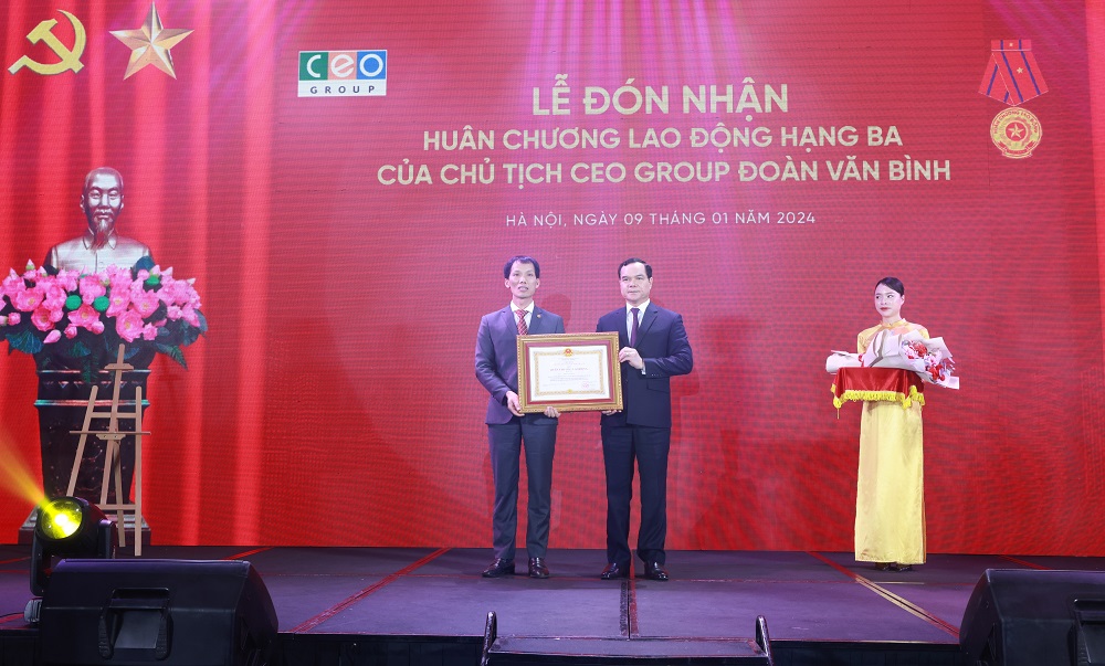 Chủ tịch Tập đoàn CEO Đoàn Văn Bình đón nhận Huân chương Lao động hạng Ba