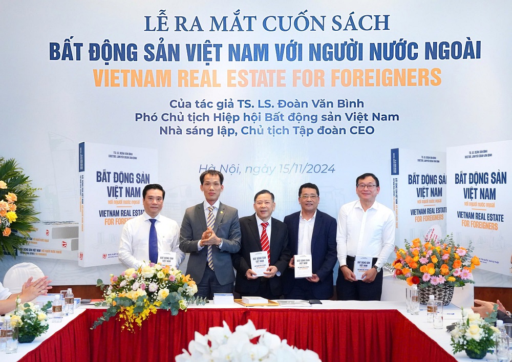 TS.LS. Đoàn Văn Bình ra mắt sách song ngữ “Bất động sản Việt Nam với người nước ngoài” và ủng hộ quỹ “Ngày mai tươi sáng”
