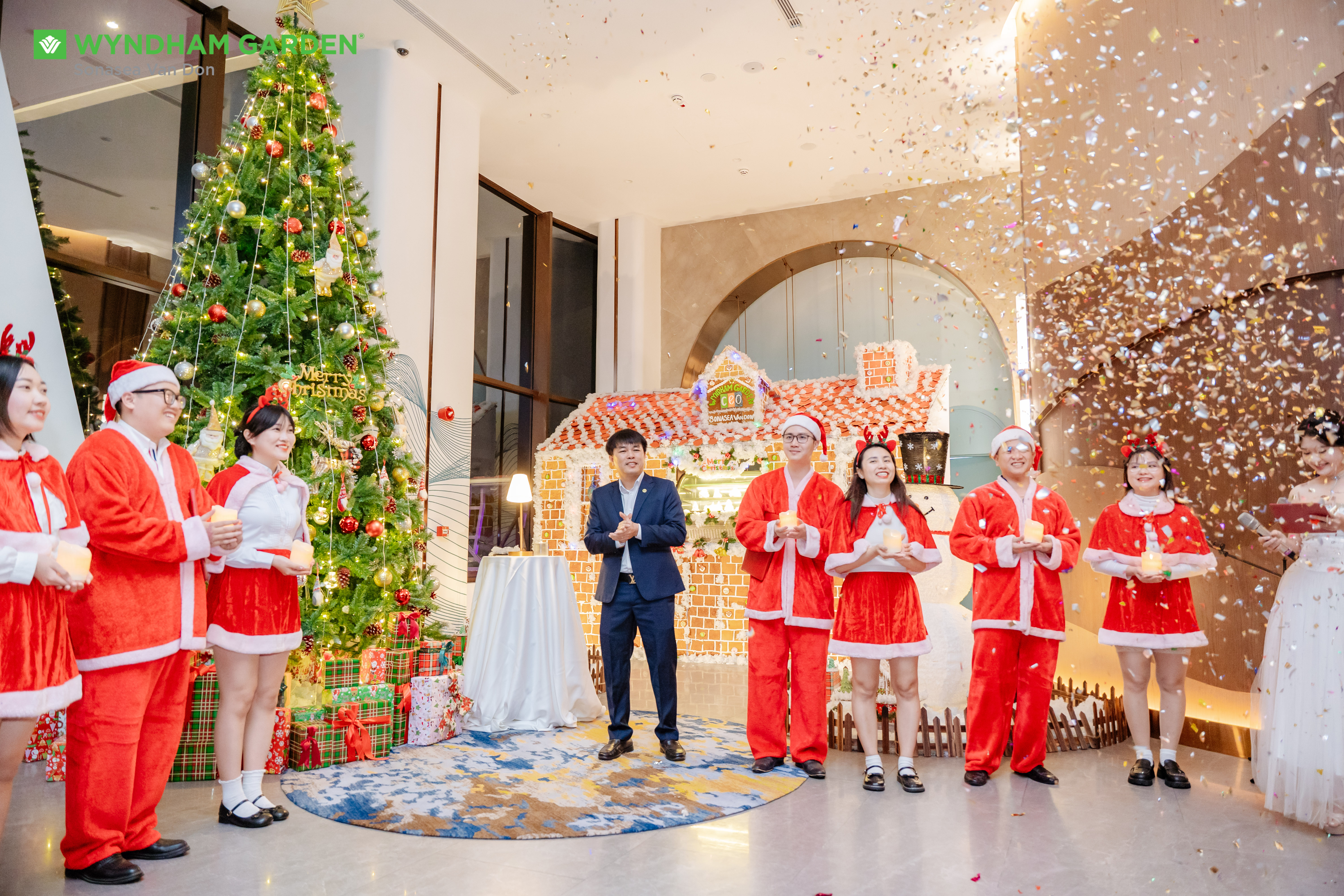 Wyndham Garden Sonasea Vân Đồn thắp sáng cây thông Noel, khởi động Năm Du lịch 2025