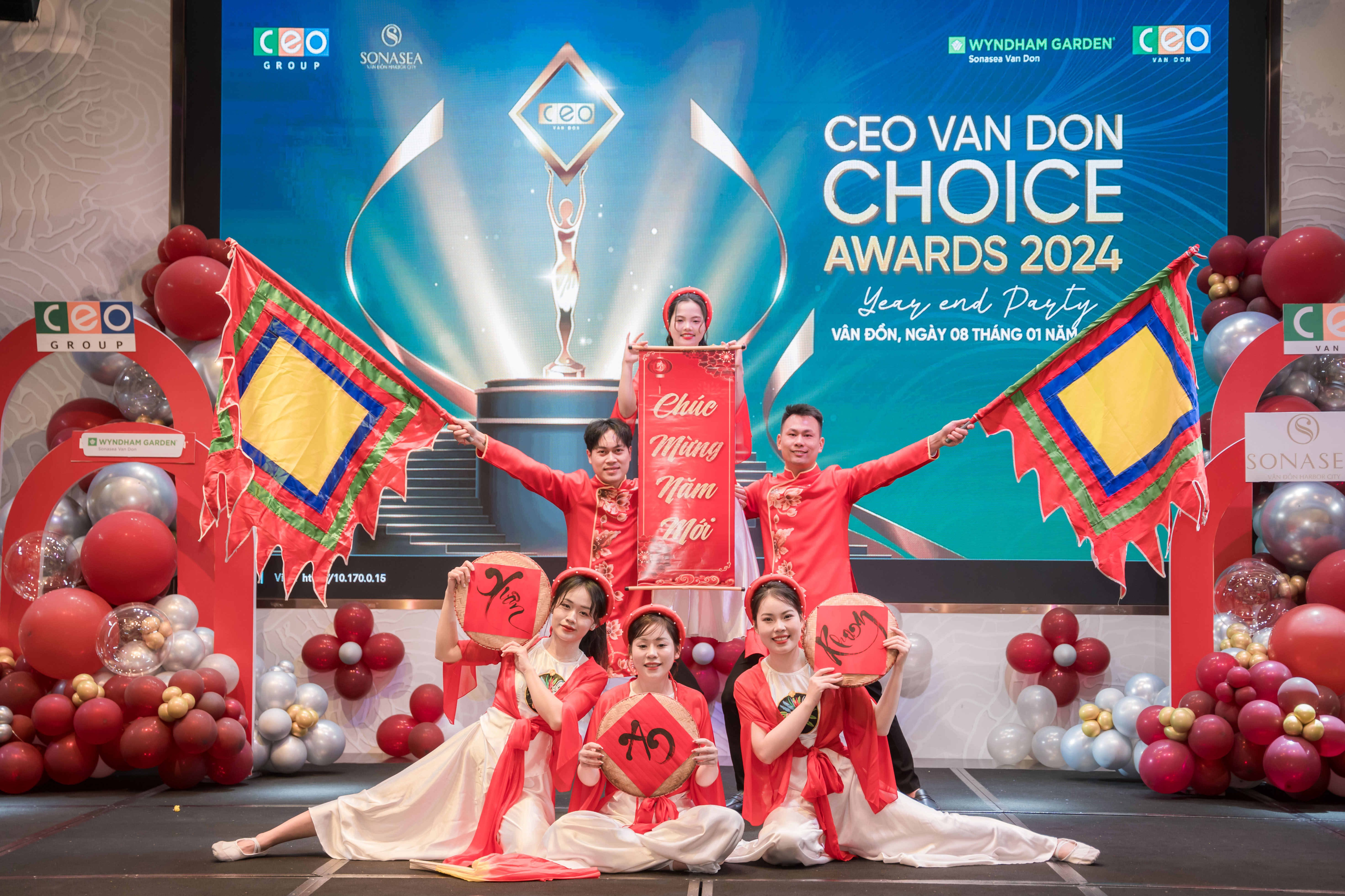 CHOICE AWARDS 2024: BỮA TIỆC TẤT NIÊN RỰC RỠ CÙNG CEO VÂN ĐỒN