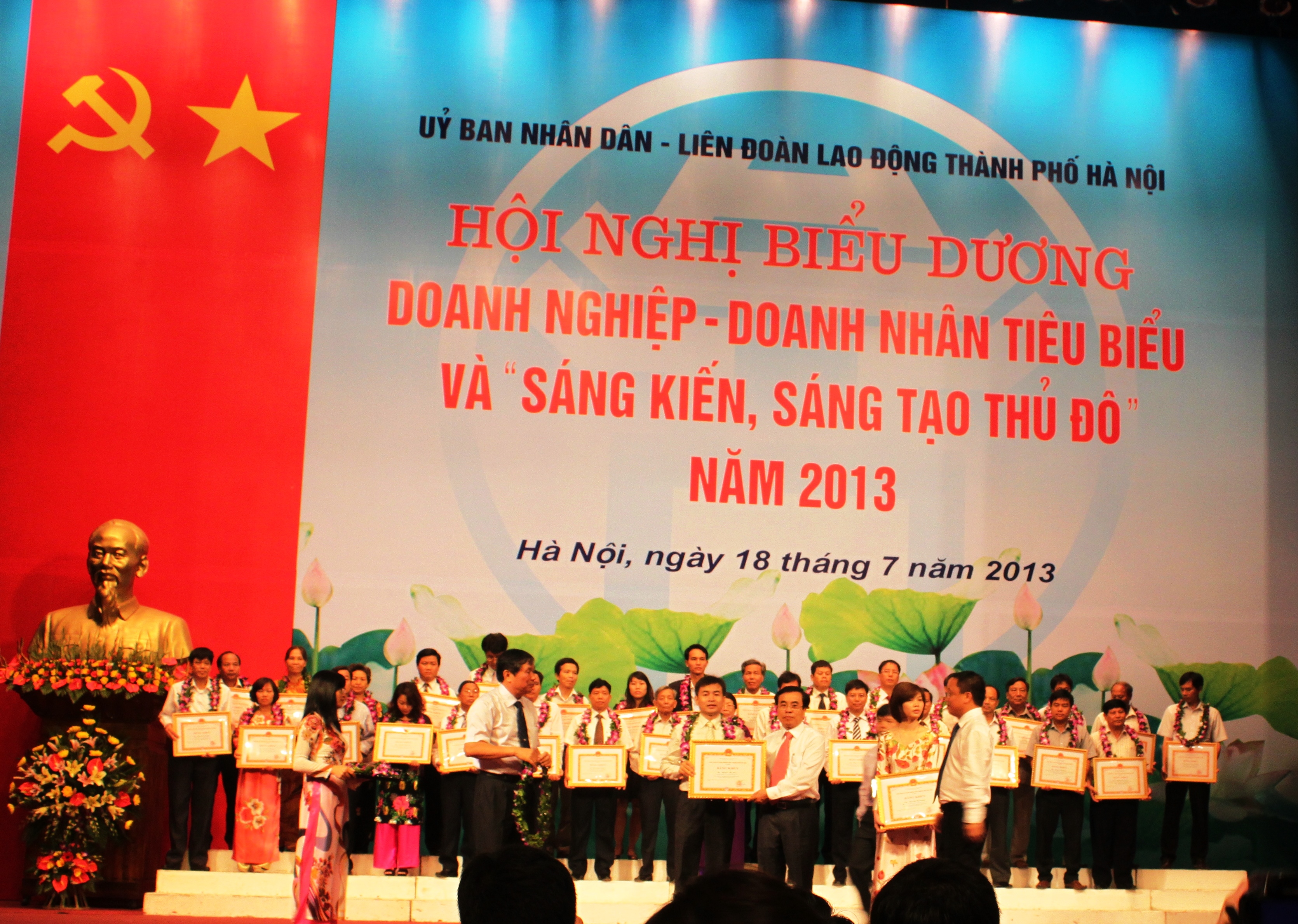 Phó TGĐ CEO Group nhận Bằng khen Doanh nhân tiêu biểu năm 2013