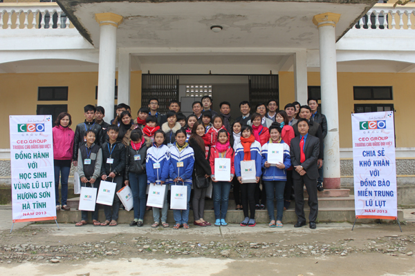CEO Group chia sẻ khó khăn với học sinh vùng lũ lụt miền Trung năm 2013