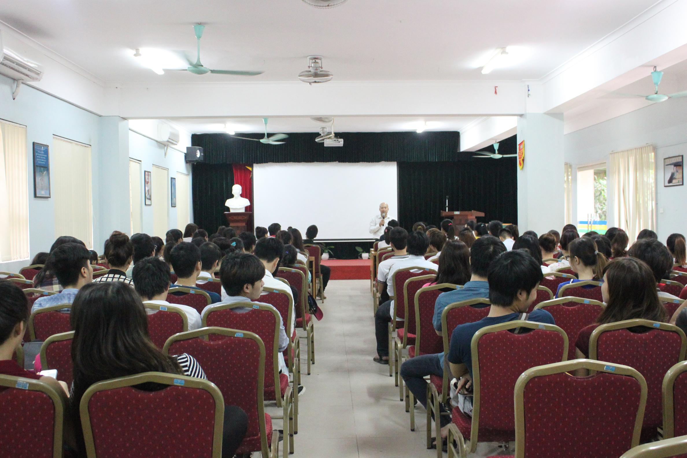 Lãnh đạo CEO Group giao lưu và đào tạo kỹ năng mềm cho các em sinh viên Cao đẳng Đại Việt