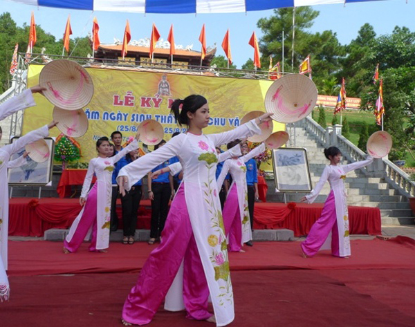 Đại diện CEO Group cùng Thầy trò trường CĐ Đại Việt đến dự lễ kỷ niệm 719 năm ngày sinh bậc hiền nho Chu Văn An