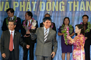 CEO Group received Thang Long cup and Certificate of Merit from the Chairman of Hanoi People’s Committee