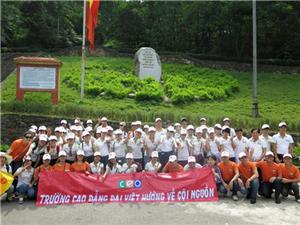 Thầy trò trường Cao đẳng Đại Việt cùng “Hướng về cội nguồn
