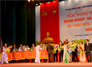 CEO Group nhận cờ “Đơn vị xuất sắc trong phong trào thi đua” năm 2013