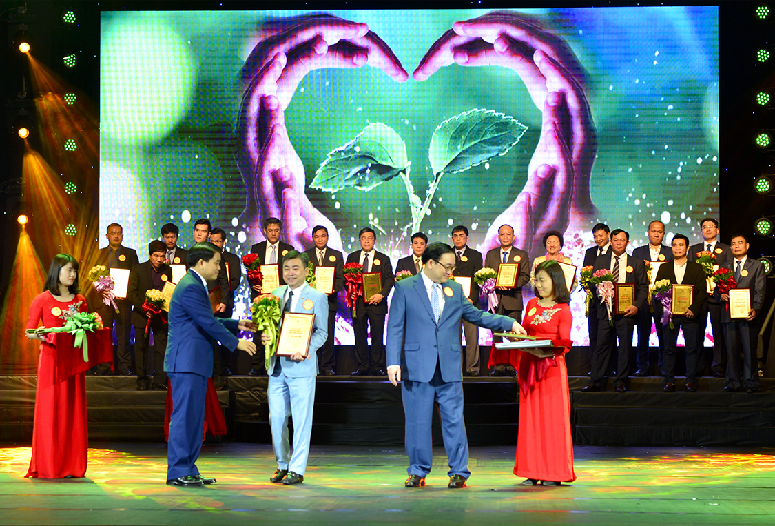 Tập đoàn CEO nhận Bảng vàng ghi danh chương trình “Vòng tay nhân ái”