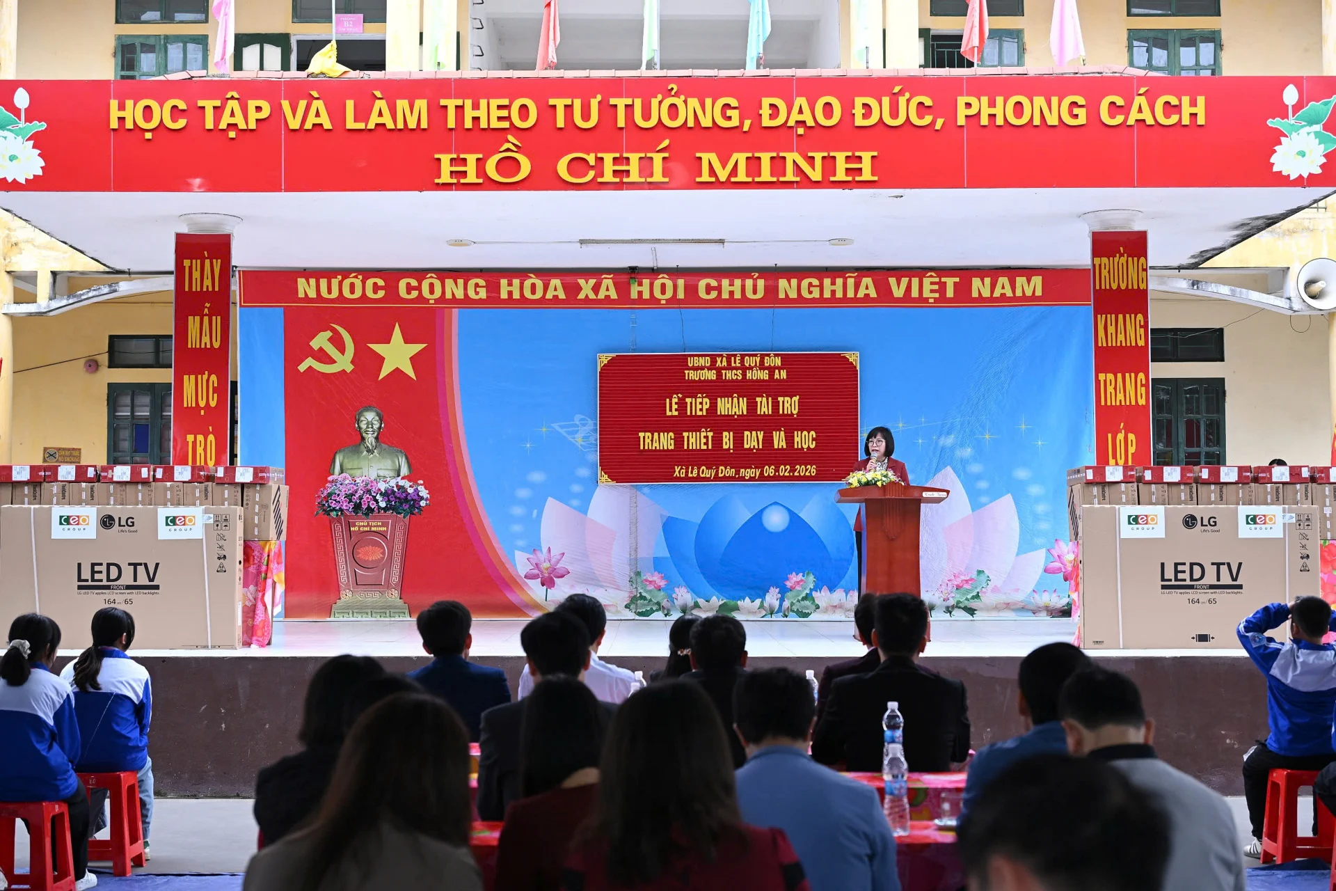 Trường THCS Hồng An đón nhận thiết bị dạy học hiện đại do Vingroup, CEO Group tài trợ