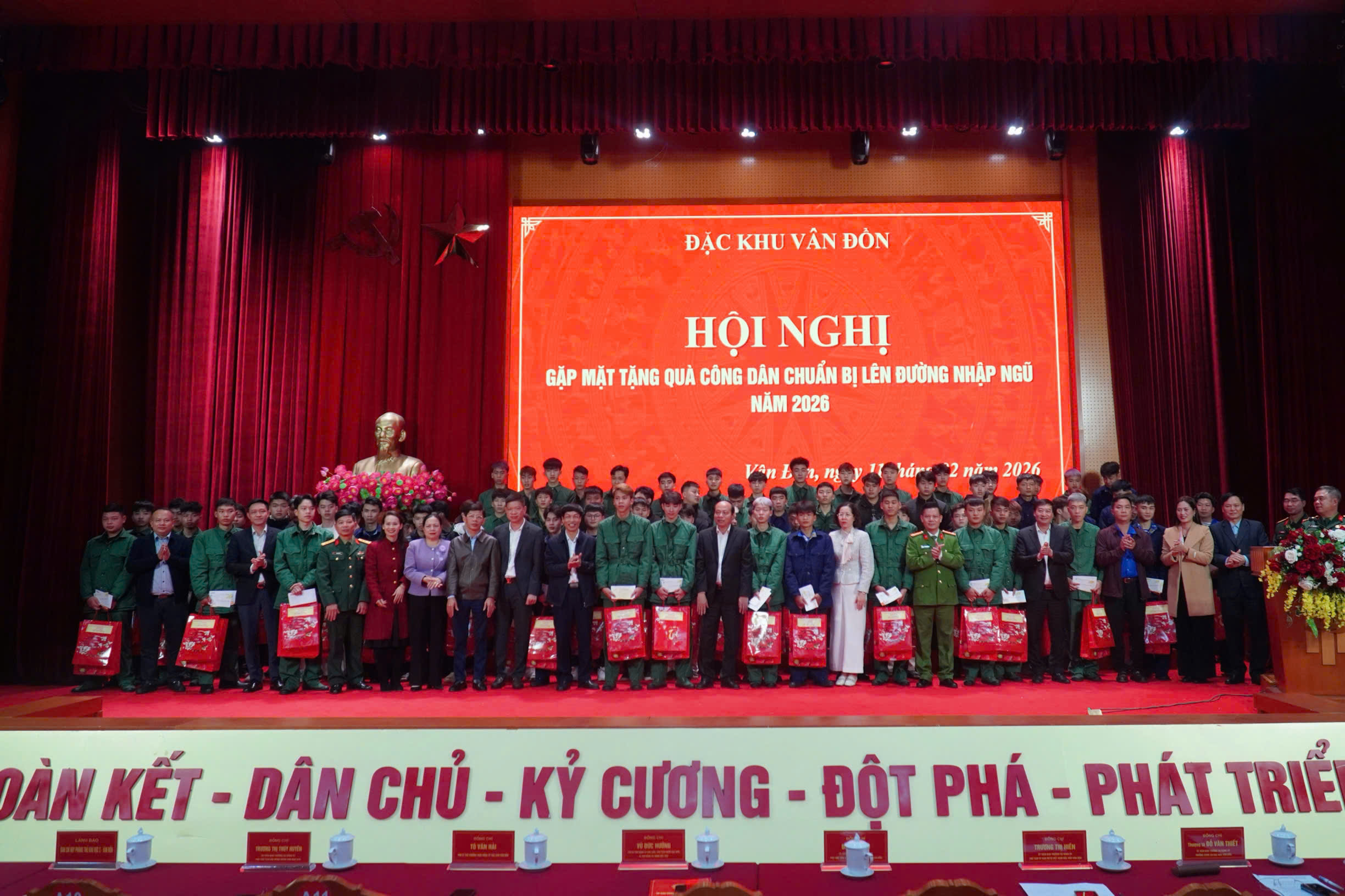 CEO Vân Đồn gặp mặt, tặng quà công dân chuẩn bị lên đường nhập ngũ năm 2026