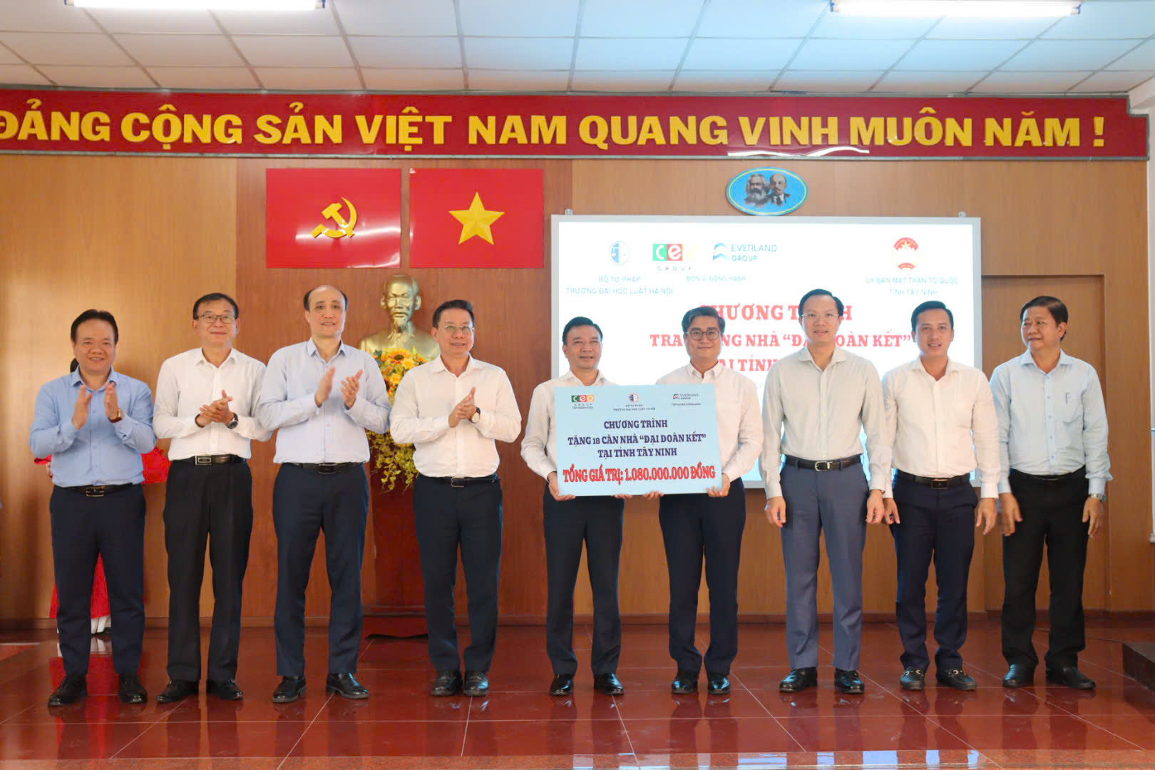 CEO GROUP ĐỒNG HÀNH CÙNG ĐẠI HỌC LUẬT HÀ NỘI (HLU) TÀI TRỢ HƠN 1 TỶ ĐỒNG XÂY NHÀ “ĐẠI ĐOÀN KẾT” TẠI TÂY NINH