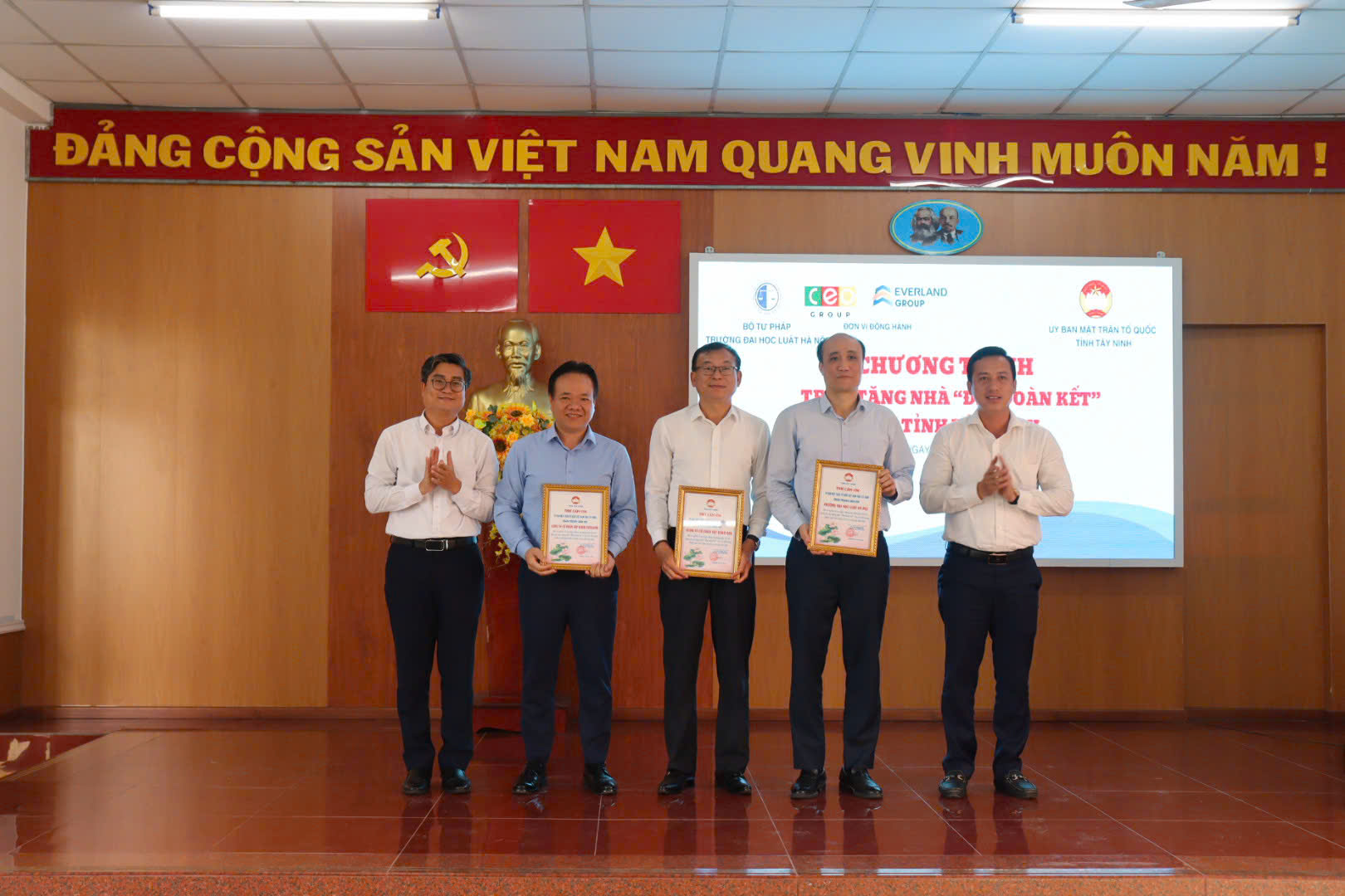 Z7589666511816 264600a2b8996f7104ecb0b18ebb777d