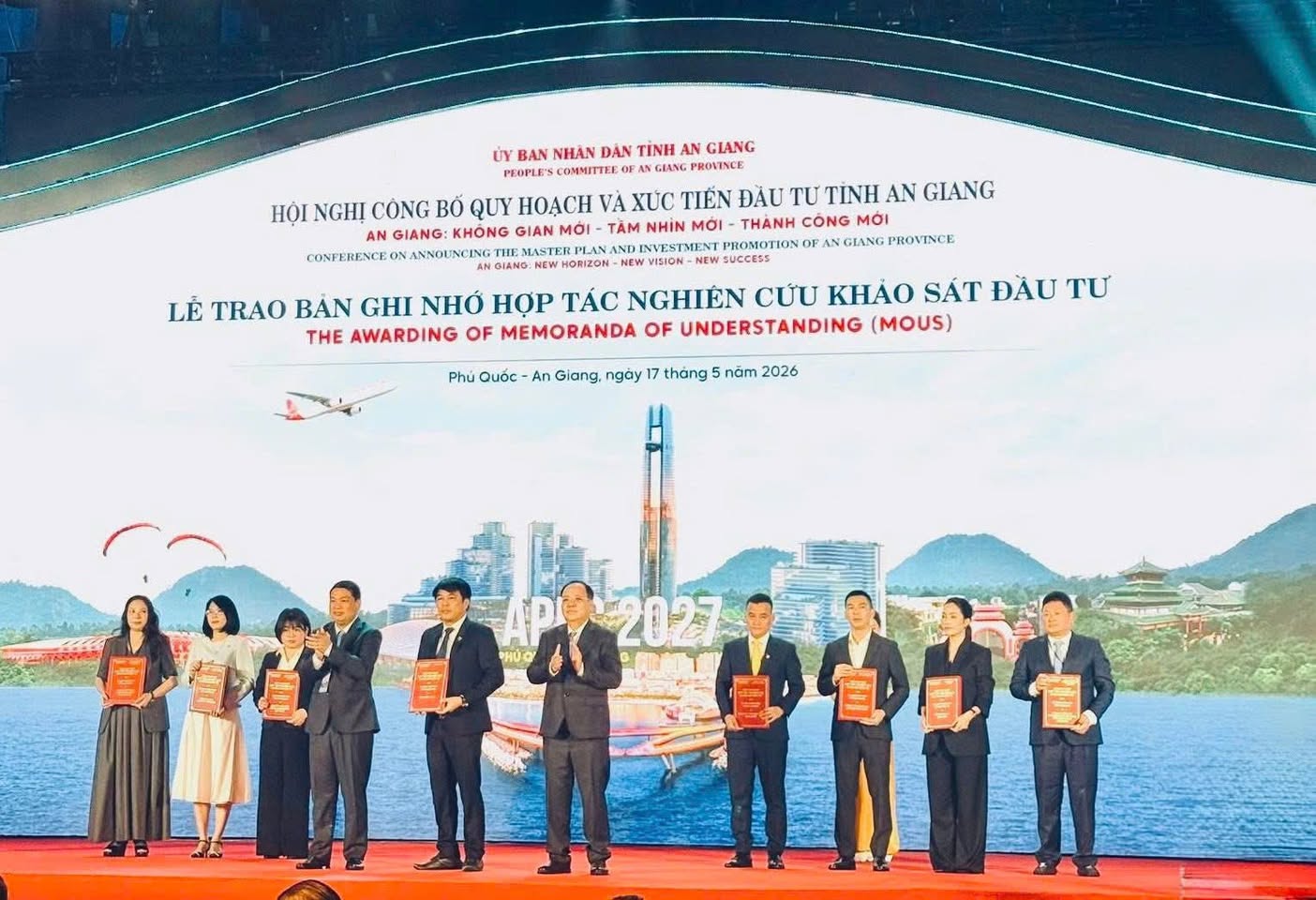 CEO GROUP KÝ KẾT BIÊN BẢN GHI NHỚ HỢP TÁC NGHIÊN CỨU, KHẢO SÁT ĐẦU TƯ TẠI AN GIANG VÀ VINH DỰ ĐÓN NHẬN BẰNG KHEN CỦA UBND TỈNH