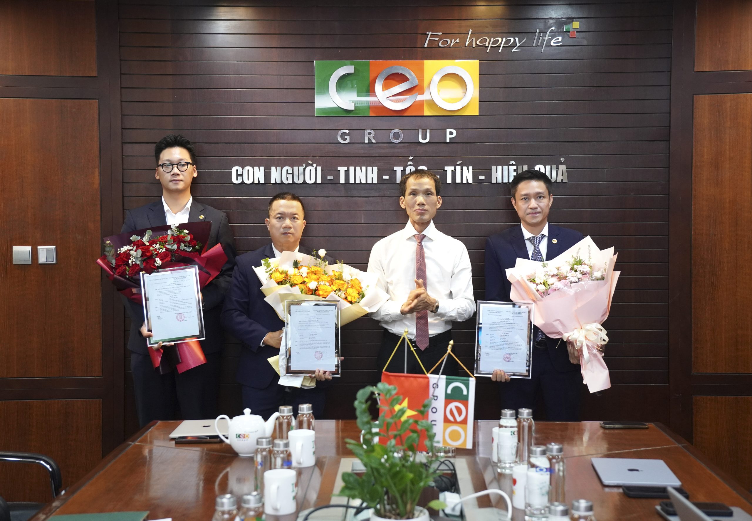 TẬP ĐOÀN CEO CÔNG BỐ VÀ TRAO QUYẾT ĐỊNH BỔ NHIỆM CÁN BỘ