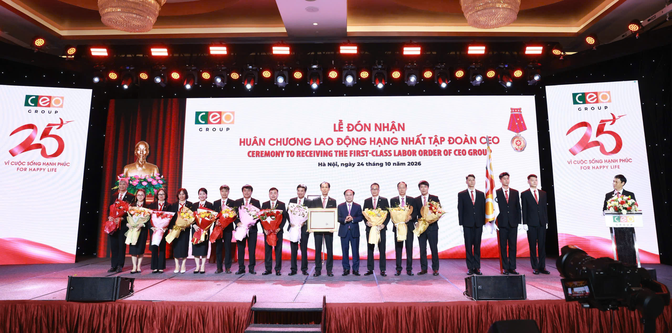 CEO GROUP ĐÓN NHẬN HUÂN CHƯƠNG LAO ĐỘNG HẠNG NHẤT NHÂN KỶ NIỆM 25 NĂM THÀNH LẬP