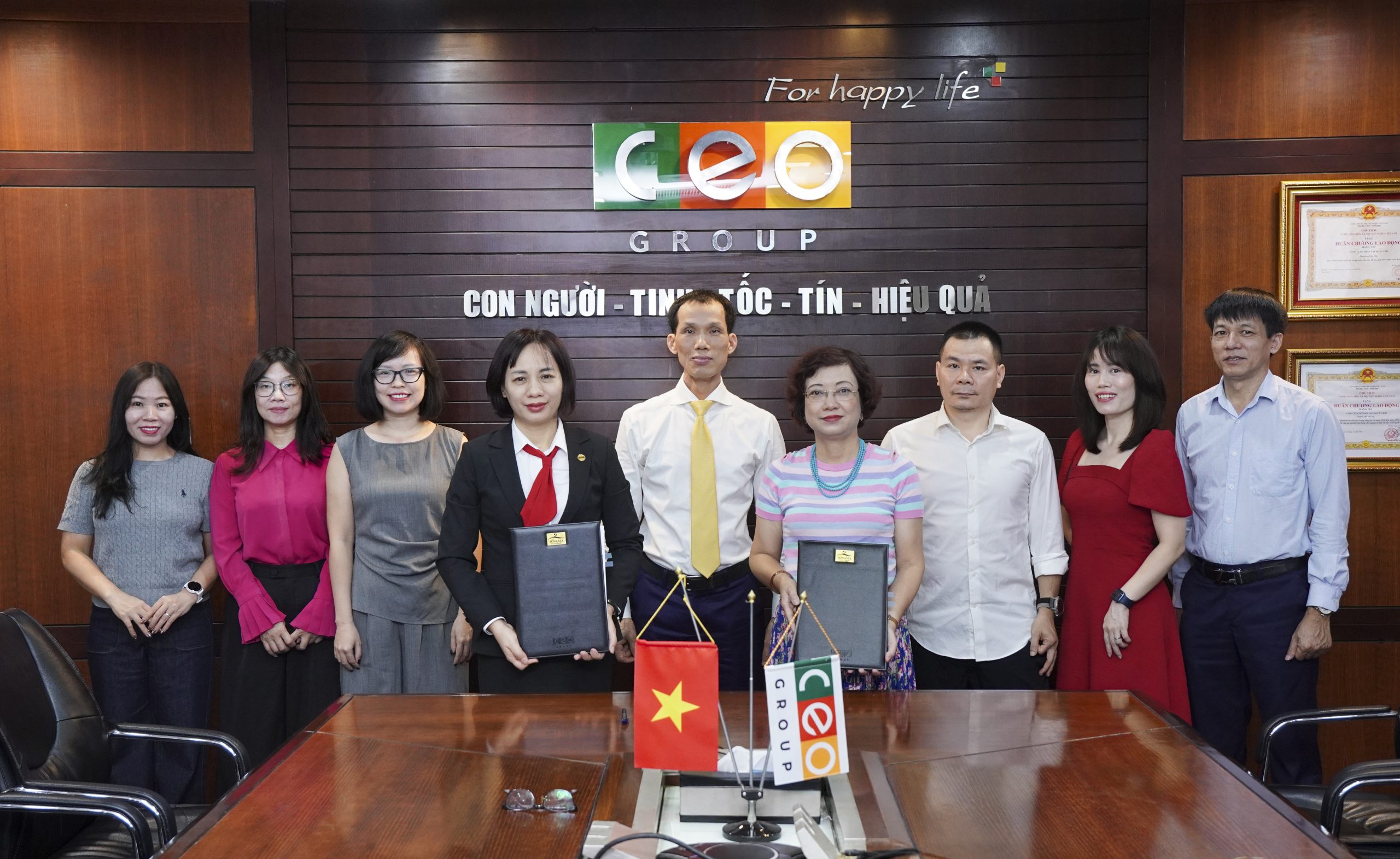 LỄ KÝ KẾT XUẤT BẢN “SỬ KÝ CEO GROUP” – ẤN PHẨM ĐẶC BIỆT CHÀO MỪNG 25 NĂM THÀNH LẬP, DO TS.LS. ĐOÀN VĂN BÌNH – NHÀ SÁNG LẬP, CHỦ TỊCH TẬP ĐOÀN CEO CHỦ BIÊN