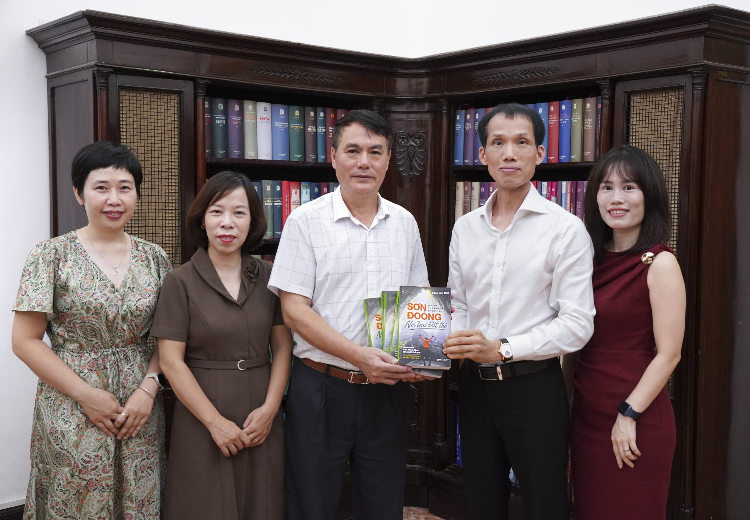 TS. LS. ĐOÀN VĂN BÌNH TRAO TẶNG SÁCH “SƠN ĐOÒNG – NƠI TRÁI ĐẤT THỞ” TỚI THƯ VIỆN QUỐC GIA